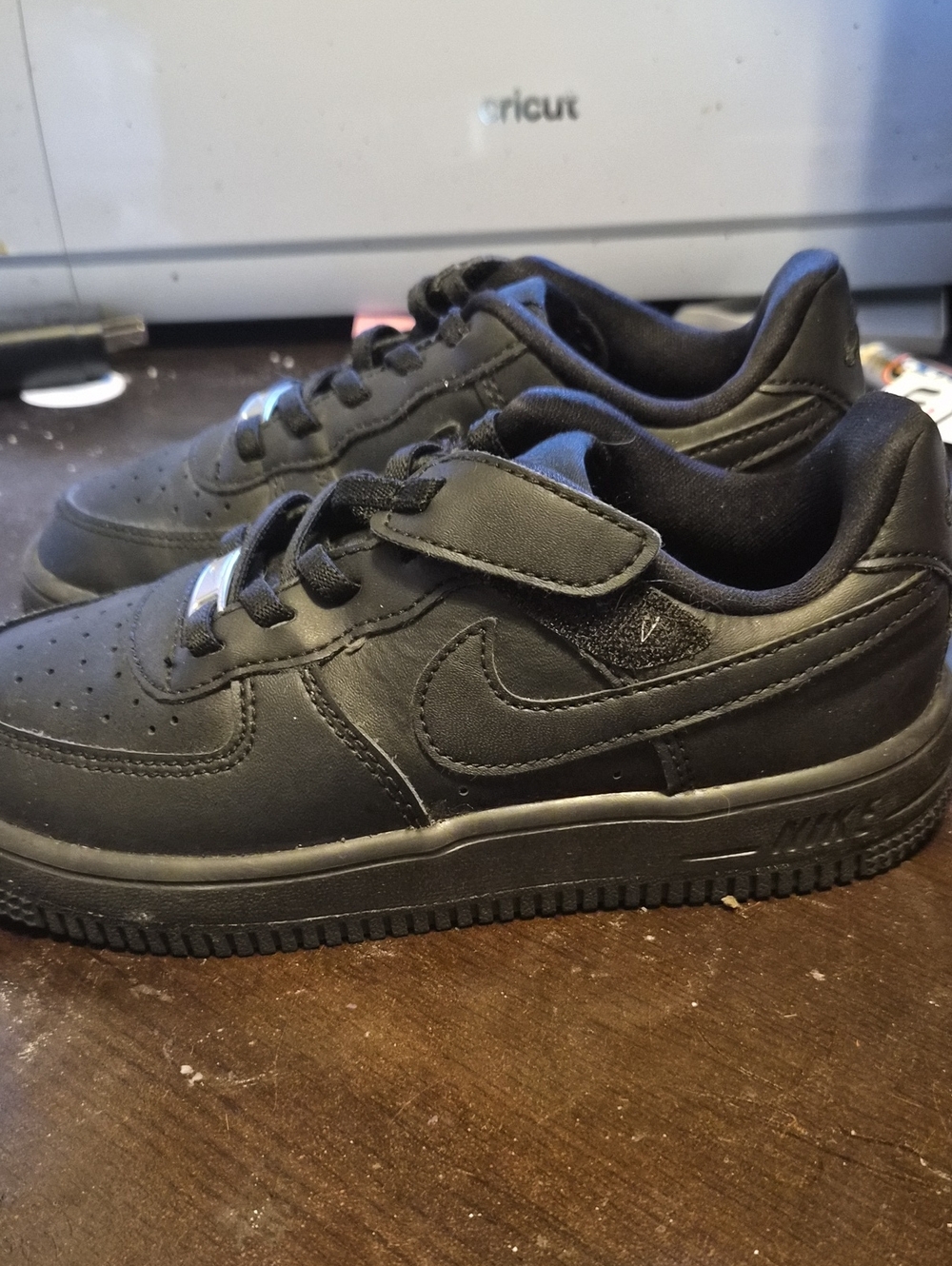 Nike Kids Black Low-Top Velcro Sneakers